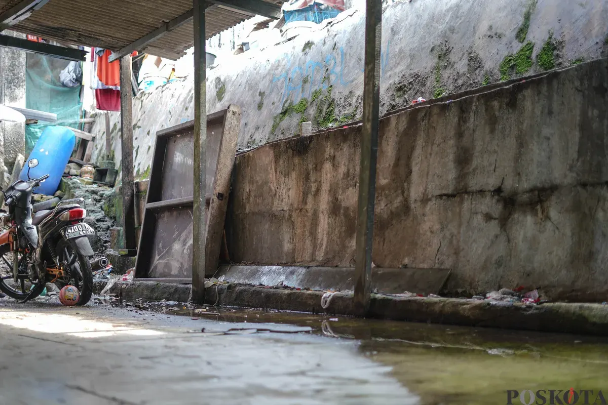 Warga berkatifitas dibalik tanggul laut, Penjaringan, Jakarta, Utara, Senin, 8 Desember 2025.