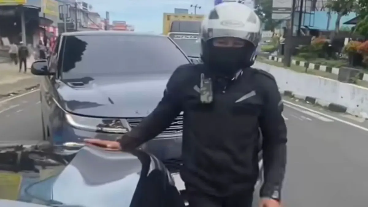 Tangkapan layar saat anggota polisi melakukan pengawalan mobil pribadi di kawasan Puncak, Cibinong, Kabupaten Bogor. (Sumber: Dok. Istimewa)