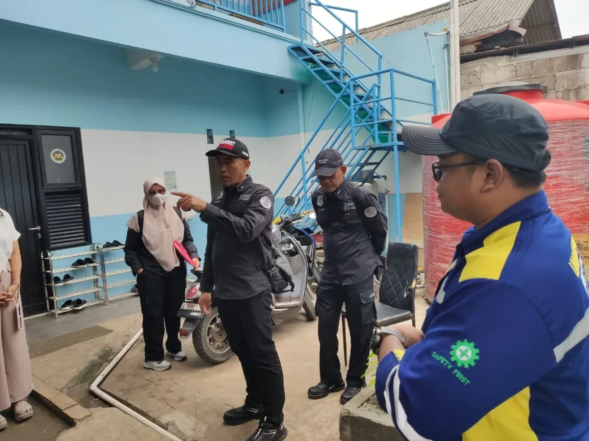 DLH Kota Bekasi melakukan penanganan pencemaran lingkungan di Kelurahan Bojong Menteng, Kecamatan Rawalumbu. (Sumber: Dok DLH Kota Bekasi)