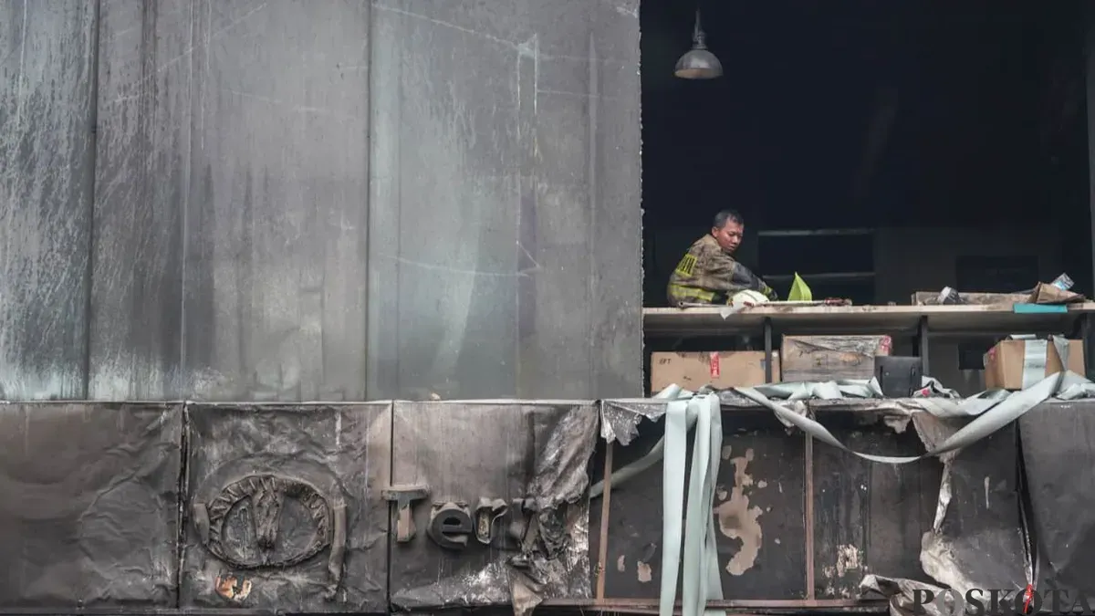 Seorang petugas damkar di kantor Terre Drone, Jalan Letjen Soeprapto, Cempaka Baru, Kemayoran, Jakarta Pusat, Selasa, 9 Desember 2025. (Sumber: Poskota/Bilal Nugraha Ginanjar)