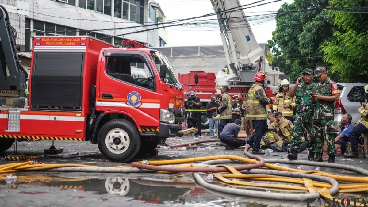 Petugas gabungan berada berada dalam kebakaran kantor Terra Drone, Jalan Letjen Soeprapto, Cempaka Baru, Kemayoran, Jakarta Pusat, Selasa, 9 Desember 2025. (Sumber: Poskota/Bilal Nugraha Ginanjar)