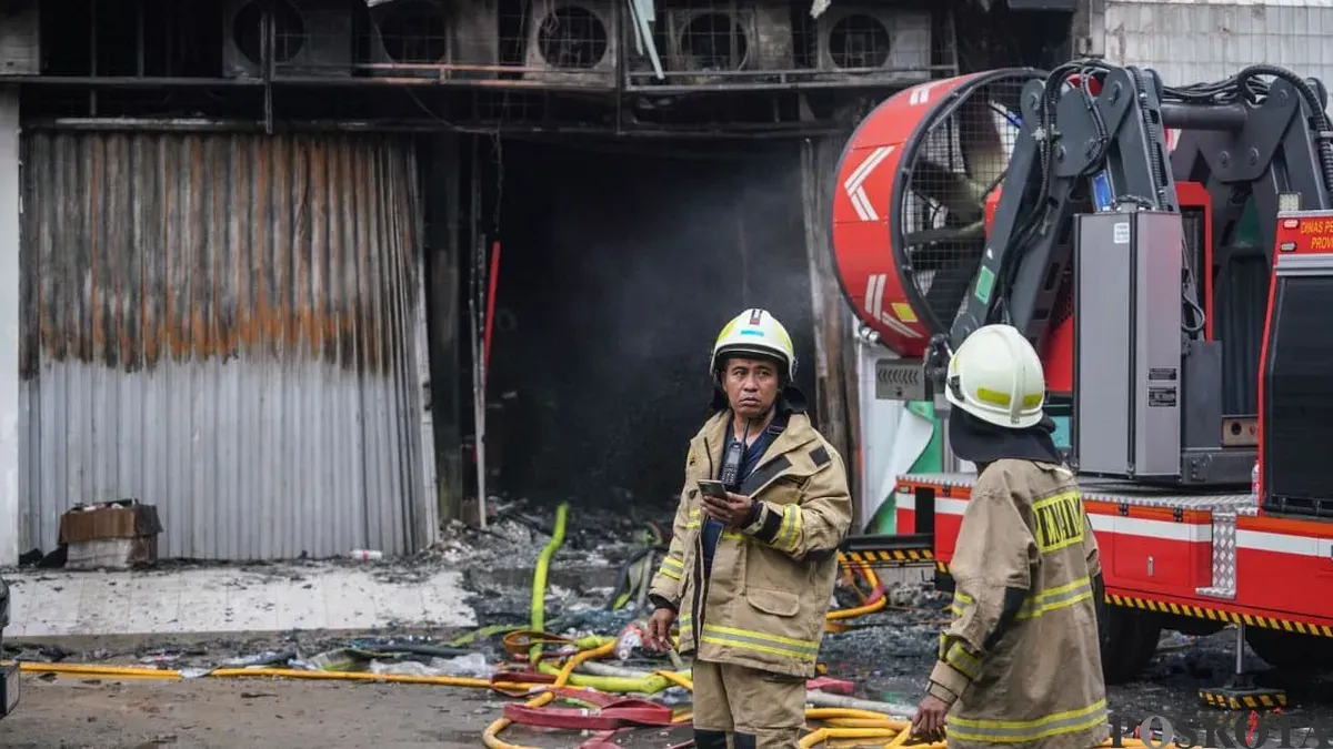 Petugas damkar di perkantoran Terra Drone, Jalan Letjen Soeprapto, Cempaka Baru, Kemayoran, Jakarta Pusat, Selasa, 9 Desember 2025. (Sumber: Poskota/Bilal Nugraha Ginanjar)