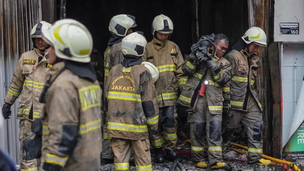 Petugas damkar di kebakaran kantor Terra Drone, Jalan Letjen Soeprapto, Cempaka Baru, Kemayoran, Jakarta Pusat, dievakuasi, Selasa, 9 Desember 2025. (Sumber: Poskota/Bilal Nugraha Ginanjar)