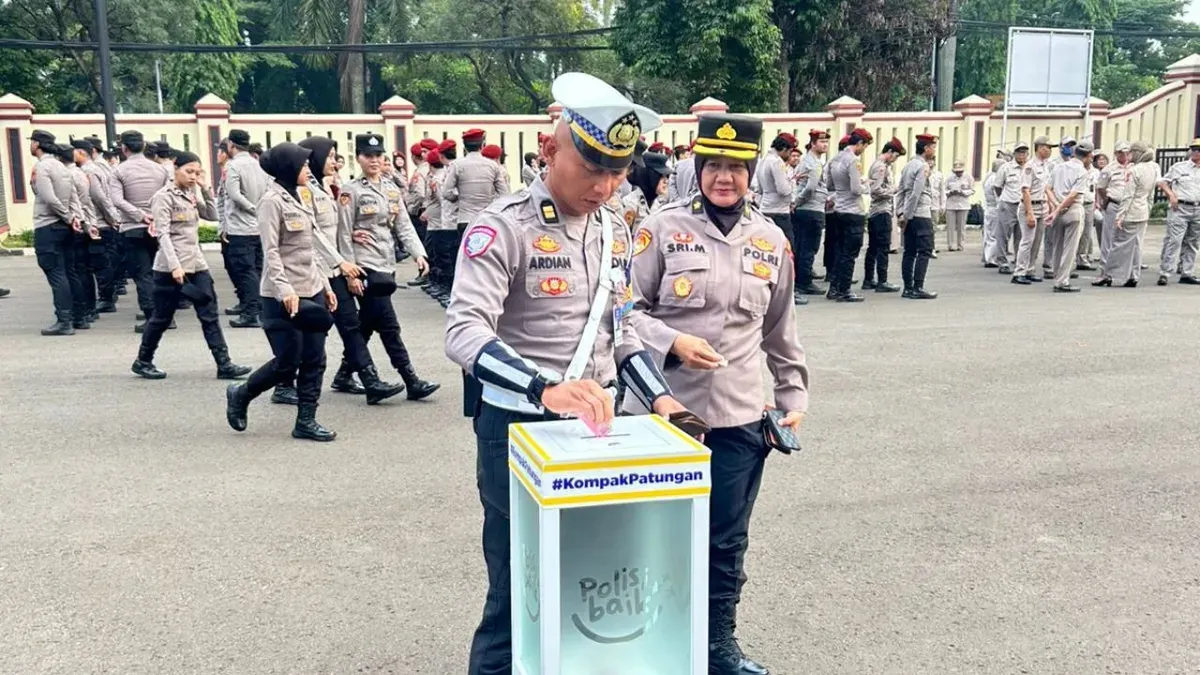 Anggota Polres Bogor melakukan penggalangan dana di Mapolres Bogor, Selasa, 9 Desember 2025. (Sumber: Dok. Polres Bogor)