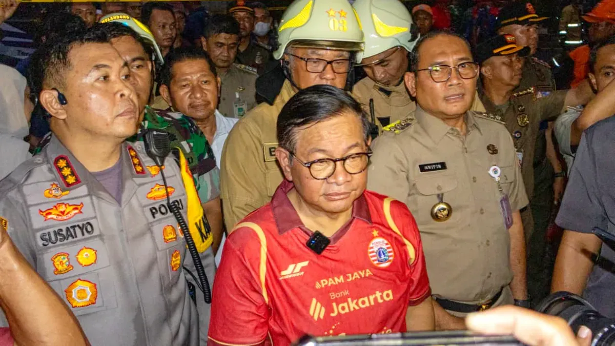 Gubernur DKI Jakarta, Pramono Anung meninjau lokasi terjadinya kebakaran kantor Terra Drone pada Selasa, 9 Desember 2025. (Sumber: Poskota/Dhya Ahmad Fauzan)