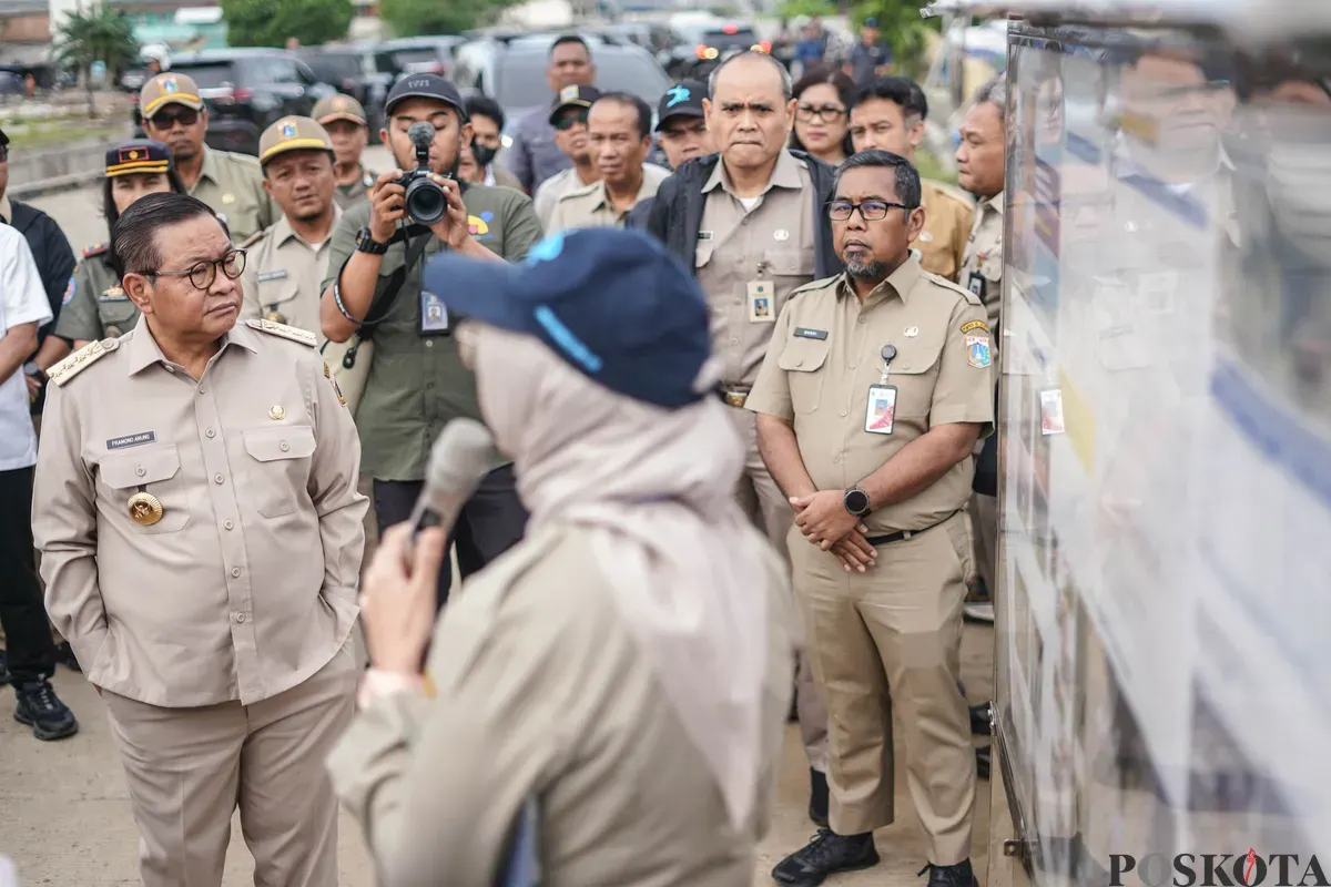 Gubernur DKI Jakarta Pramono Anung meninjau tanggul laut Muara Baru, Jakarta, Senin, 8 Desember 2025. (Sumber: Poskota/Bilal Nugraha Ginanjar)