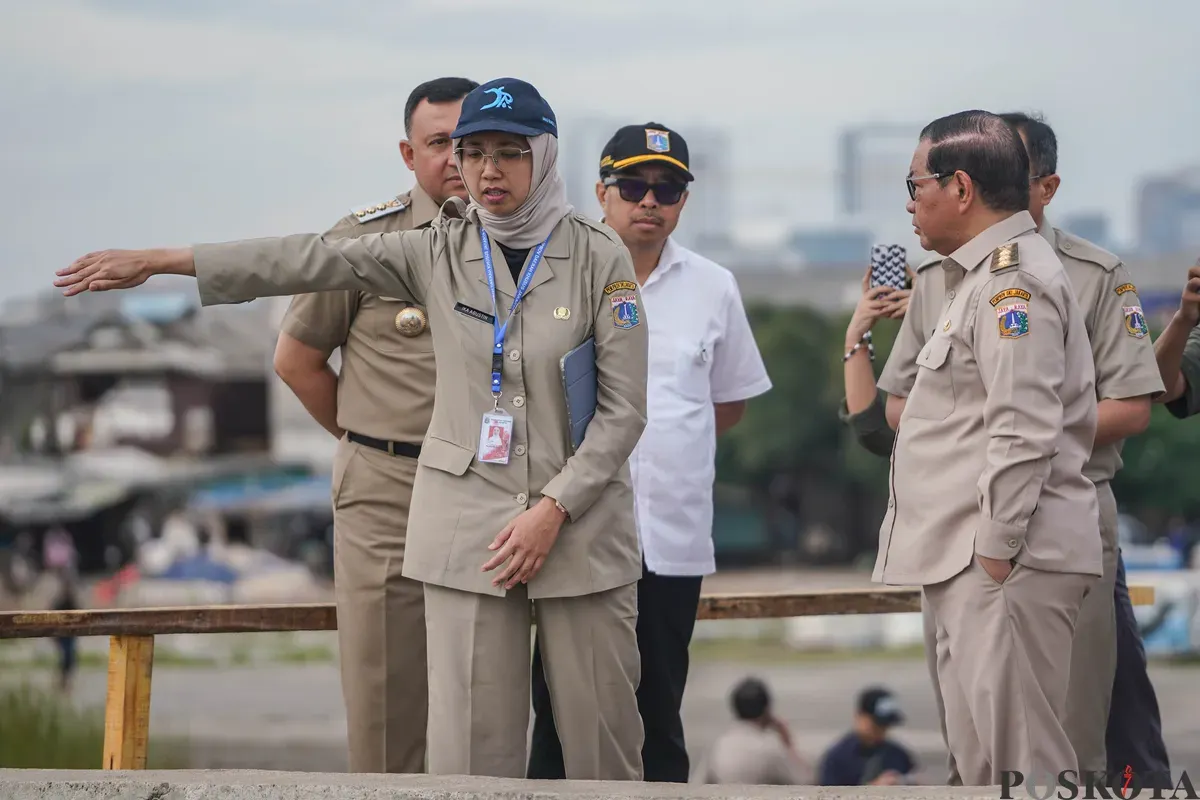Gubernur DKI Jakarta Pramono Anung meninjau tanggul laut Muara Baru, Jakarta, Senin, 8 Desember 2025. (Sumber: Poskota/Bilal Nugraha Ginanjar)