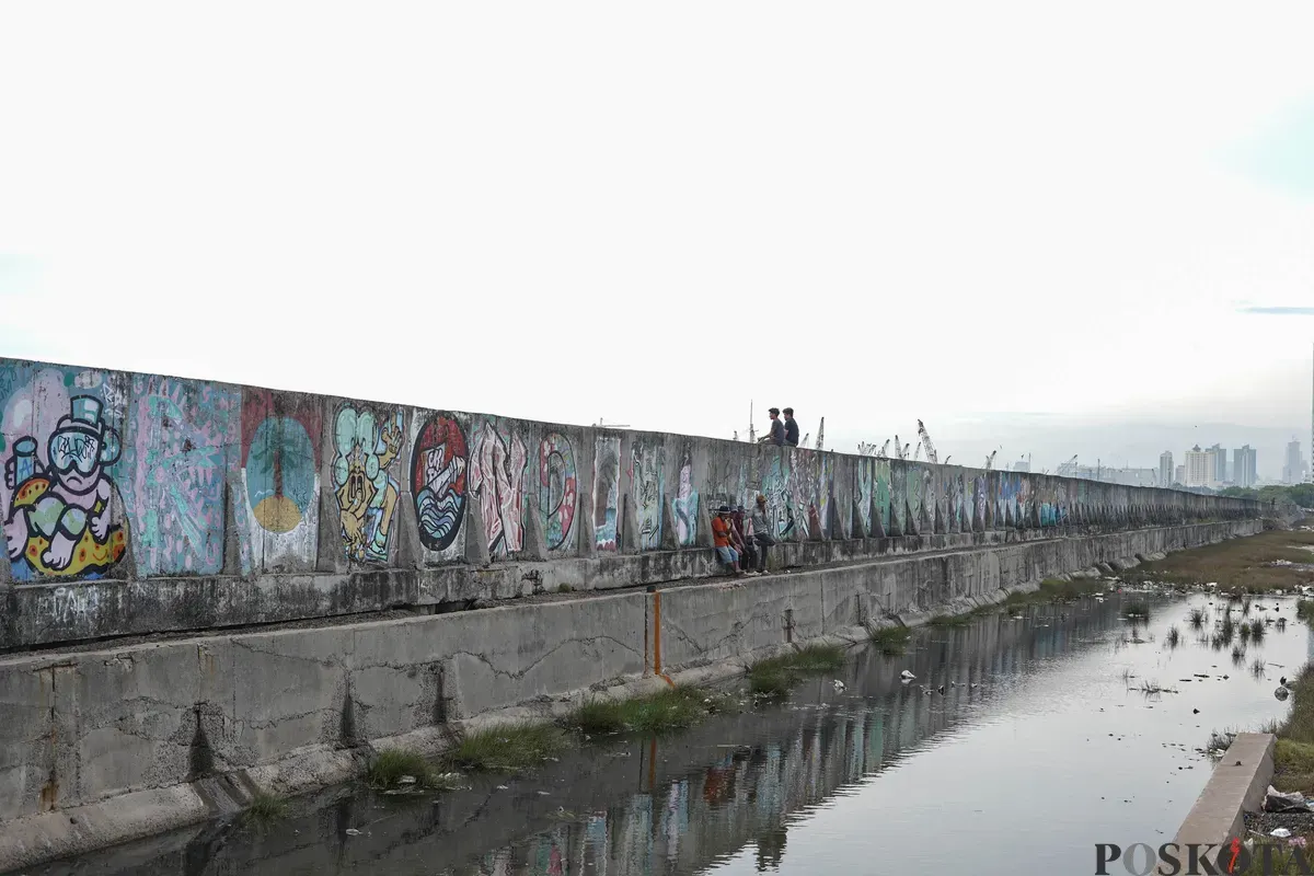 Gubernur DKI Jakarta Pramono Anung meninjau tanggul laut Muara Baru, Jakarta, Senin, 8 Desember 2025. (Sumber: Poskota/Bilal Nugraha Ginanjar)