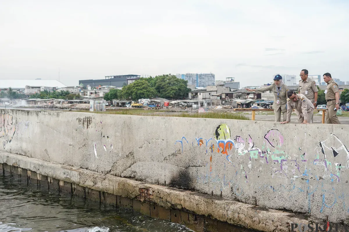 Gubernur DKI Jakarta Pramono Anung meninjau tanggul laut Muara Baru, Jakarta, Senin, 8 Desember 2025. (Sumber: Poskota/Bilal Nugraha Ginanjar)