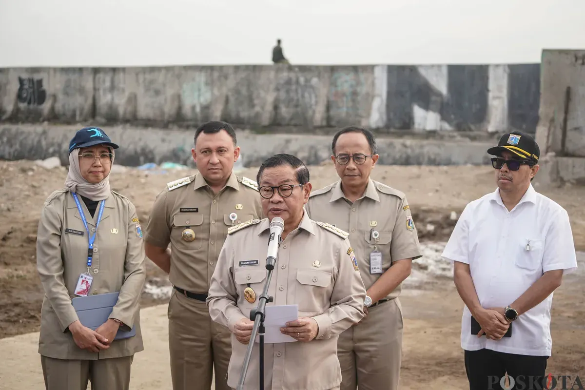 Gubernur DKI Jakarta Pramono Anung meninjau tanggul laut Muara Baru, Jakarta, Senin, 8 Desember 2025. (Sumber: Poskota/Bilal Nugraha Ginanjar)