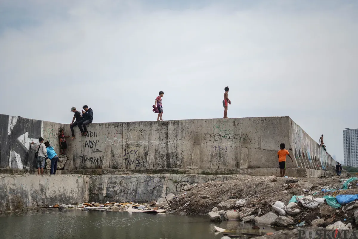 Gubernur DKI Jakarta Pramono Anung meninjau tanggul laut Muara Baru, Jakarta, Senin, 8 Desember 2025. (Sumber: Poskota/Bilal Nugraha Ginanjar)