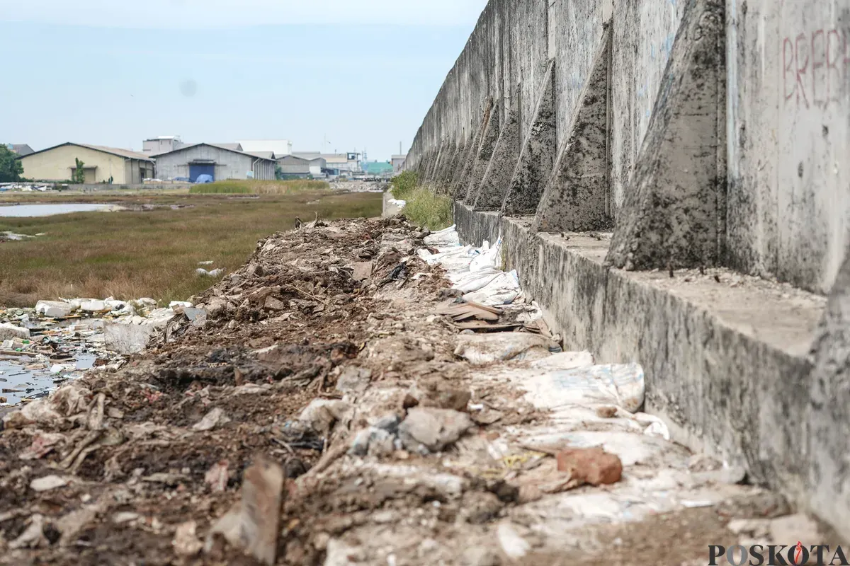 Gubernur DKI Jakarta Pramono Anung meninjau tanggul laut Muara Baru, Jakarta, Senin, 8 Desember 2025. (Sumber: Poskota/Bilal Nugraha Ginanjar)