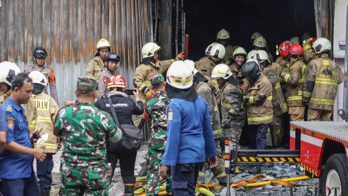 Proses pemadaman kebakaran kantor Terra Drone, Jalan Letjen Soeprapto, Cempaka Baru, Kemayoran, Jakarta Pusat, Selasa, 9 Desember 2025. (Sumber: Poskota/Bilal Nugraha Ginanjar)