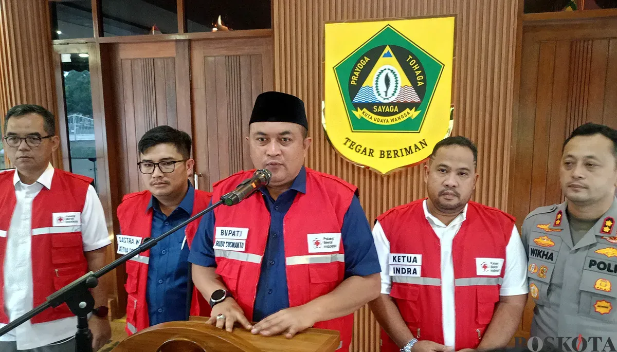 Bupati Bogor, Rudy Susmanto (tengah) saat menyampaikan keterangan pers terkait bantuan dari Pemkab Bogor untuk korban bencana di Sumatra. (Sumber: POSKOTA | Foto: Giffar Rivana)