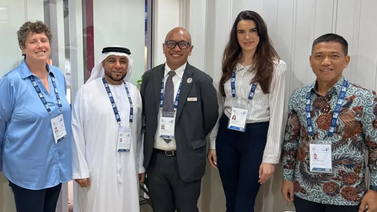 Momen Hudi Dananjoyo Suryodipuro, VP Sekretaris SKK Migas saat berfoto bersama tim perusahaan Iridium ILS (Sumber: X/@Iridiumils)