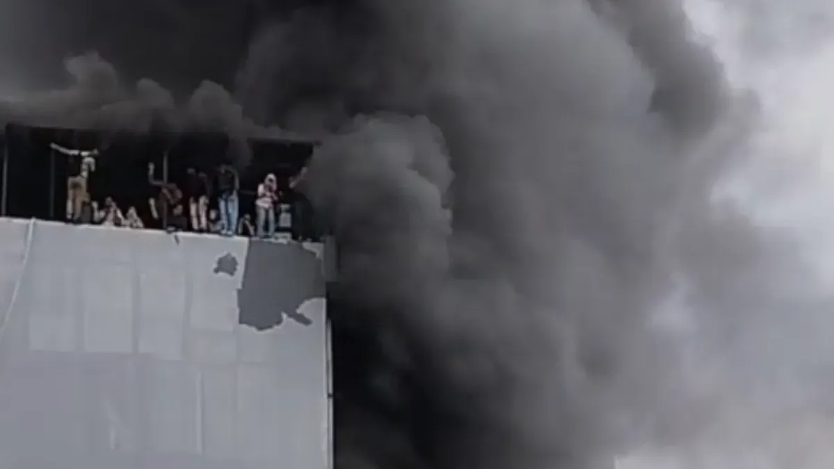 Potret para korban yang terjebak di atas gedung (Sumber: Youtube/Poskota)