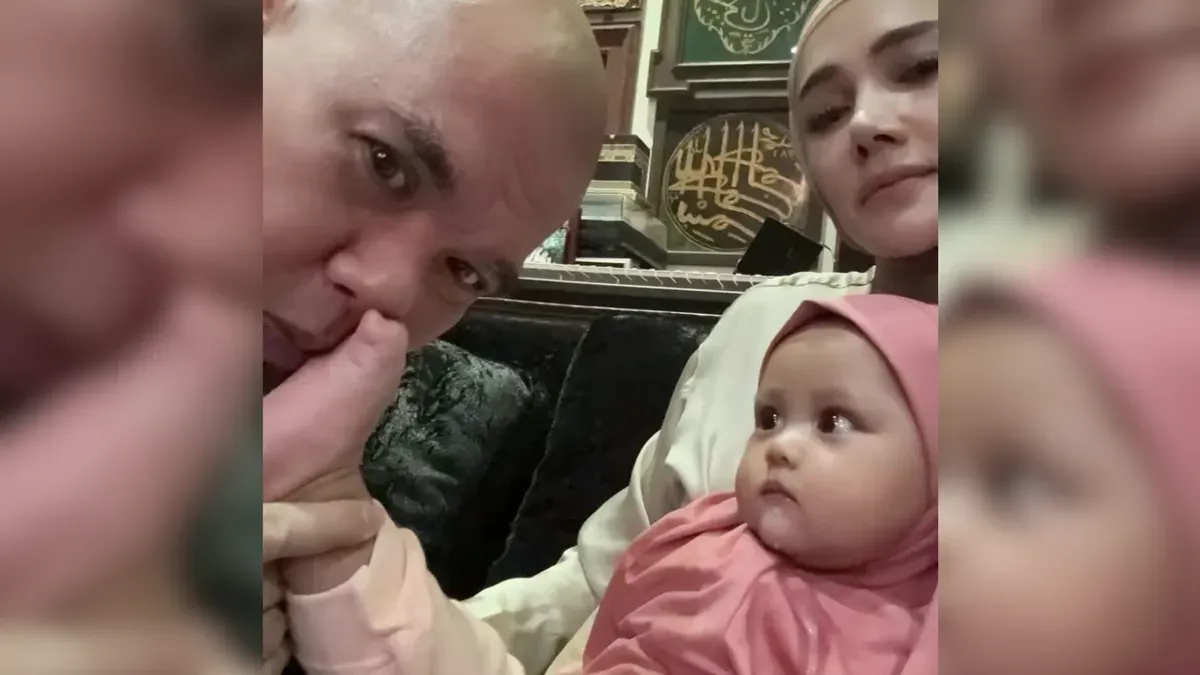 Ahmad Dhani dan Mulan Jameela saat menggelar acara aqiqah anak angkat mereka, Siti Aminah, di Solo, Jawa Tengah. (Sumber: Instagram/@mulanjameela1)