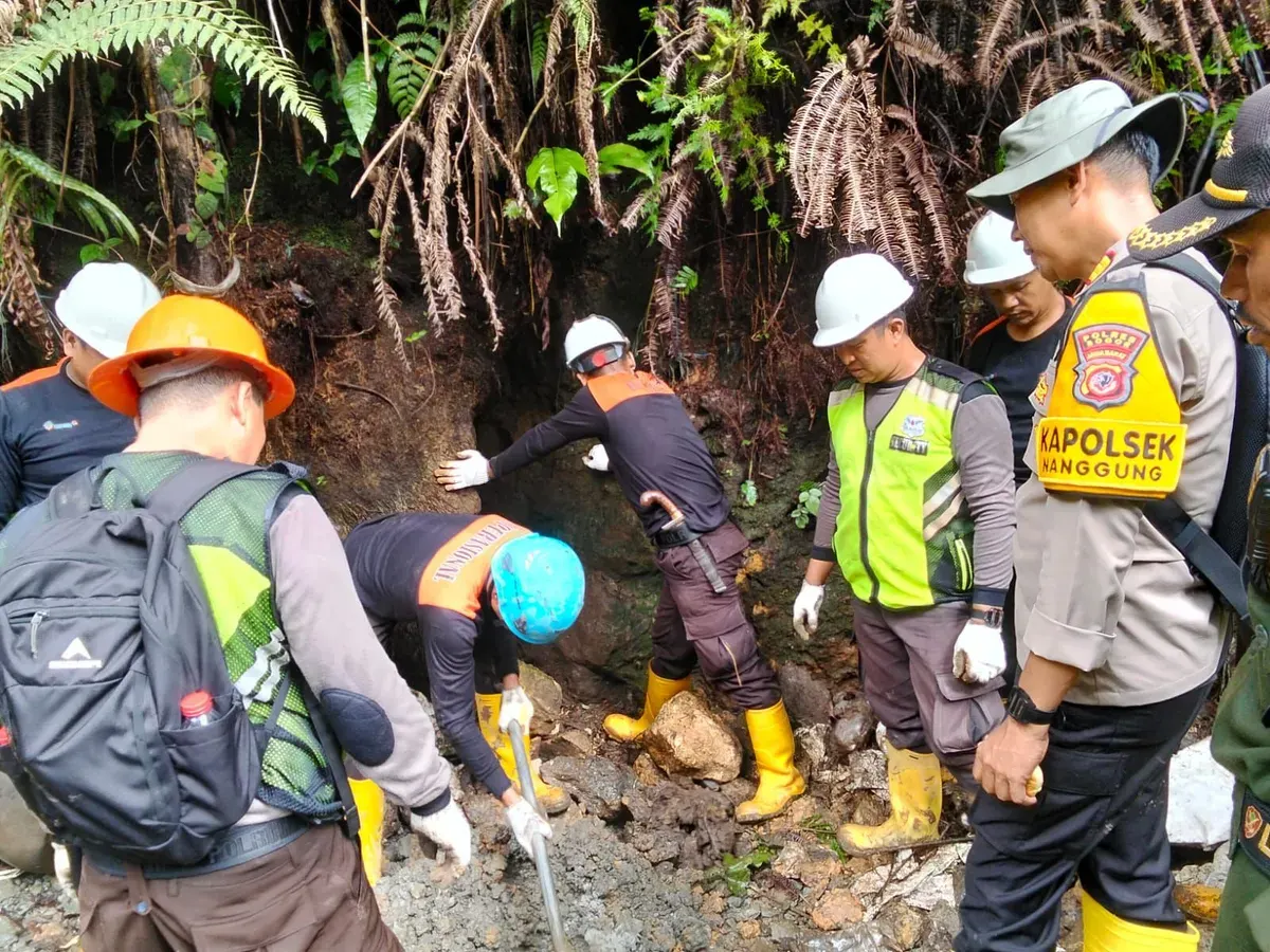 Petugas gabungan menertibkan praktik penambangan emas ilegal di kawasan Gunung Pongkor, Kecamatan Nanggung, Kabupaten Bogor. (Sumber: Istimewa)
