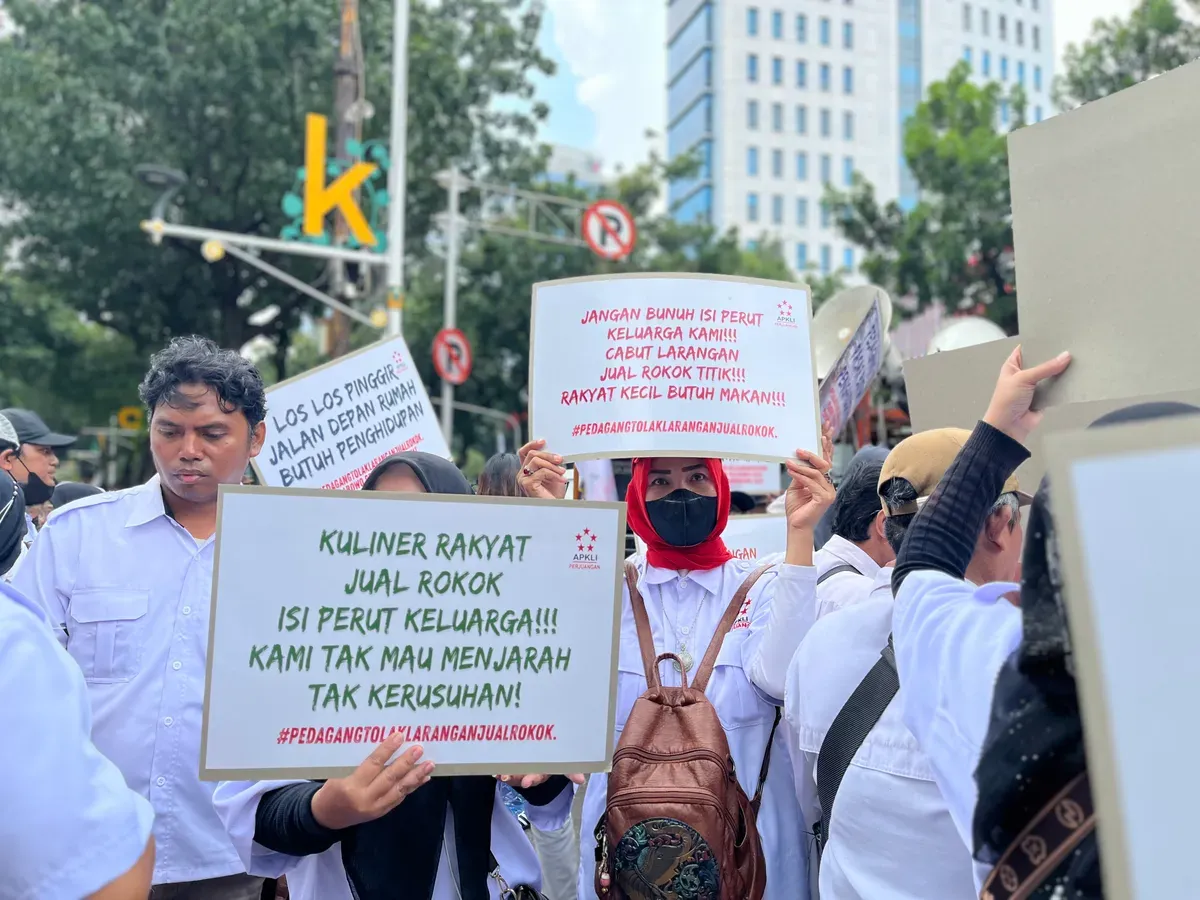 Ilustrasi penolakan terharap Raperda KTR DKI Jakarta dari sejumlah asosiasi. (Sumber: Poskota/Pandi Ramedhan)