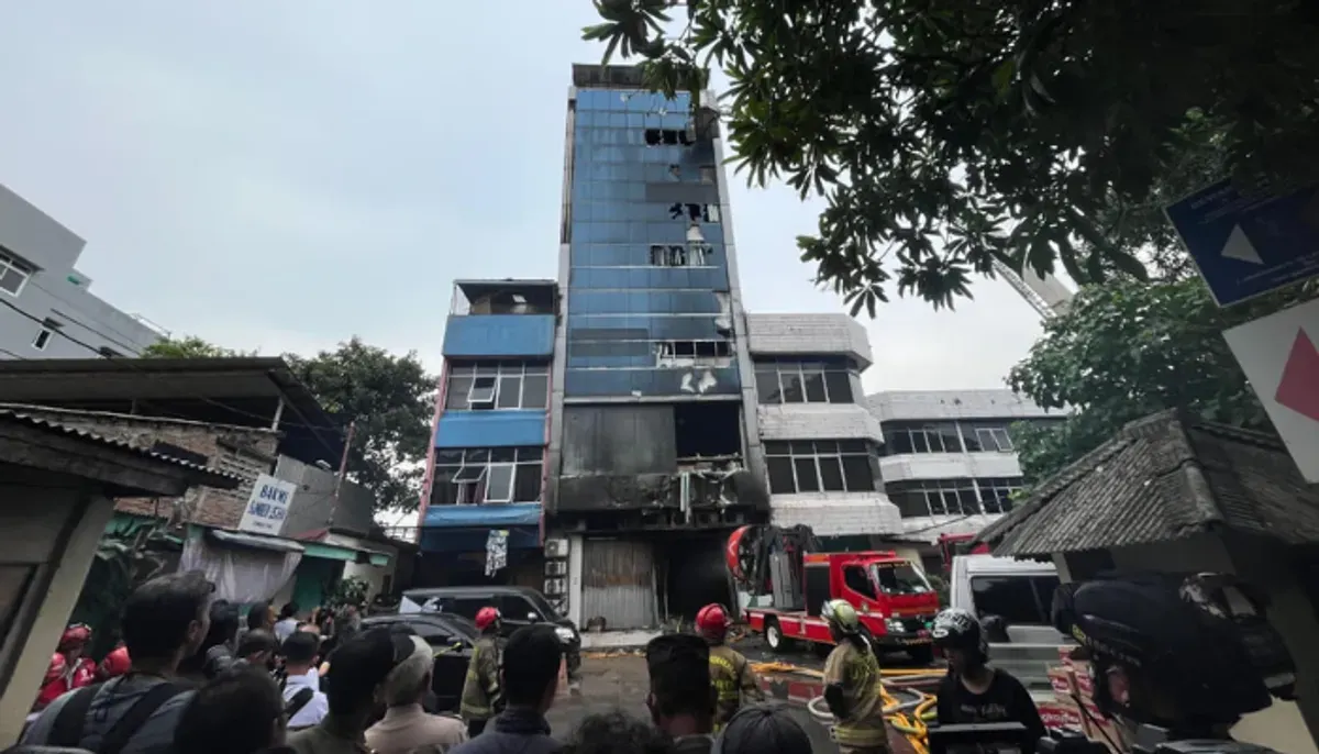 Update korban kebakaran gedung Terra Drone di Kemayoran, dievakuasi secara dramatis lewat atap. (Sumber: Poskota/Pandi Ramedhan)