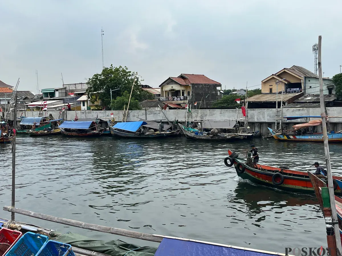 Sejumlah perahu nelayan tampak bersandar di kawasan pesisir Jakarta karena tidak dapat melaut akibat gelombang tinggi dan angin kencang. (Sumber: Poskota | Foto: M Tegar Jihad)