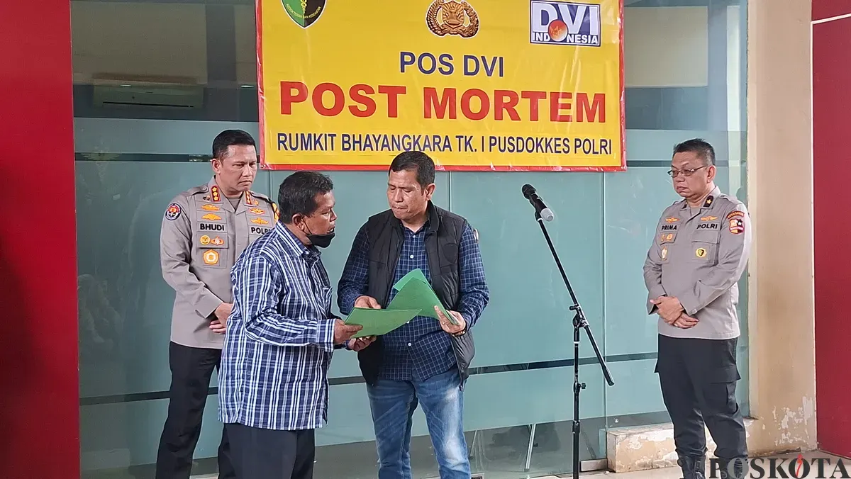Keluarga korban menerima dokumen dari polisi di RS Polri Kramat Jati, Jakarta Timur, Rabu, 10 Desember 2025. (Sumber: Poskota/Angga Pahlevi)