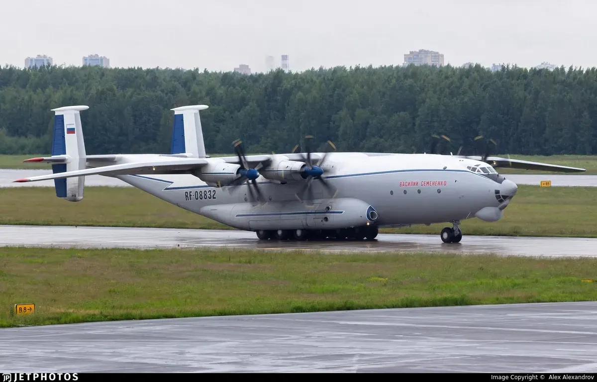 Pesawat angkut militer Antonov AN-22 mengalami kecelakaan tragis di dekat wilayah Ivanovo, timur Moskwa, pada Selasa, 9 Desember 2025. (Sumber: X/@BabakTaghvaee1)