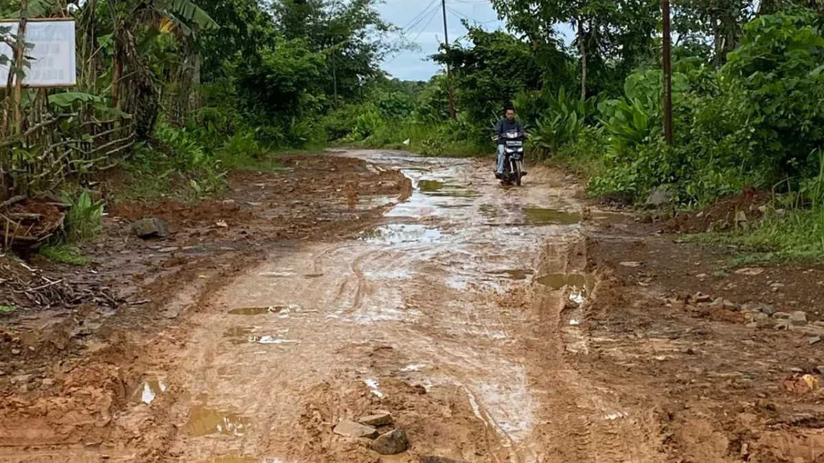 Akses jalan penghubung beberapa desa dan kecamatan di Pandeglang berlumpur disebabkan aktivitas proyek tol. (Sumber: Dok. Warga)