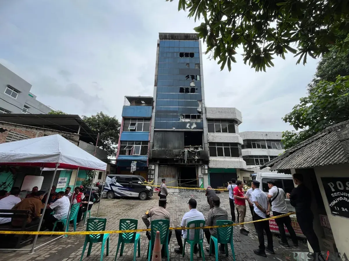 Situasi terkini pasca kebakaran gedung Terra Drobe di Jalan Letjen Suprapto, Kemayoran, Jakarta Pusat, Rabu, 10 Desember 2025. (Sumber: Poskota | Foto: Pandi Ramedhan)