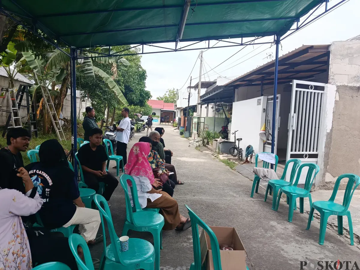 Suasana rumah duka Assyifa Mulandar, korban kebakaran gedung Terra Drone, di Cluster Sanur, Kelurahan Bahagia, Kecamatan Babelan Kabupaten Bekasi, Rabu 10 Desember 2025. (Sumber: Poskota | Foto: Nurpini Aulia Rapika)