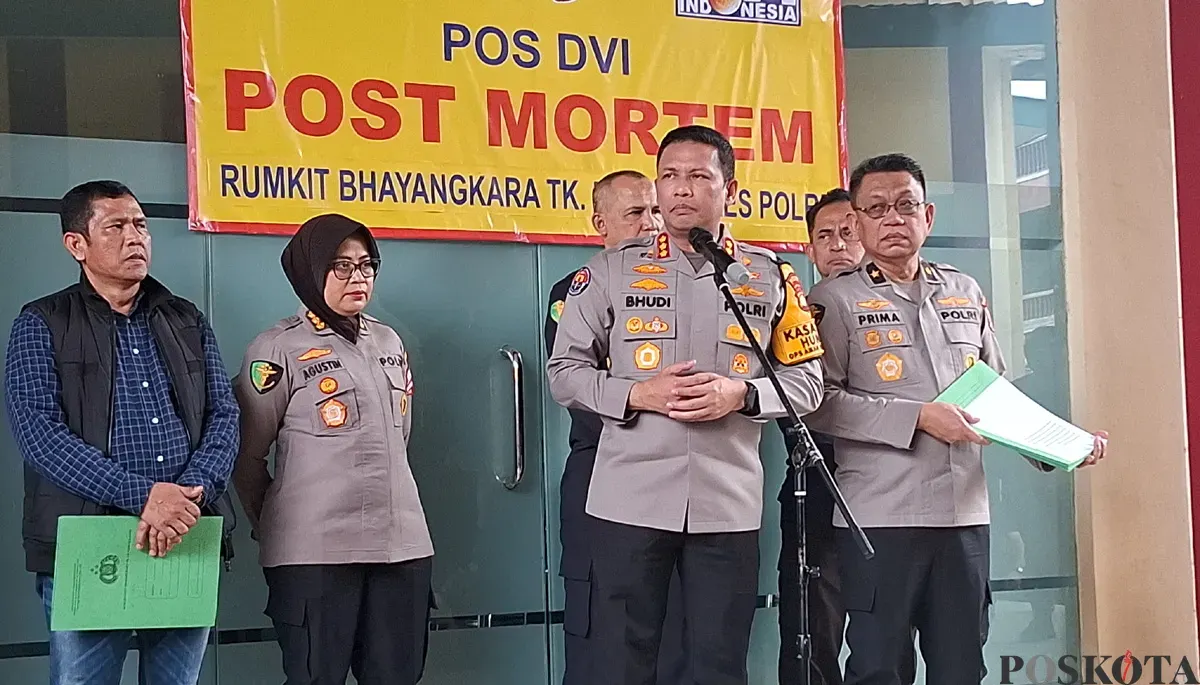 Karumkit Polri, Brigjen Prima Heru (kanan) mendampingi Kabid Humas Polda Metro Jaya, Budi Hermanto (kiri), saat menyampaikan keterangan pers kepada media, Rabu, 10 Desember 2025. (Sumber: POSKOTA | Foto: Angga Pahlevi)