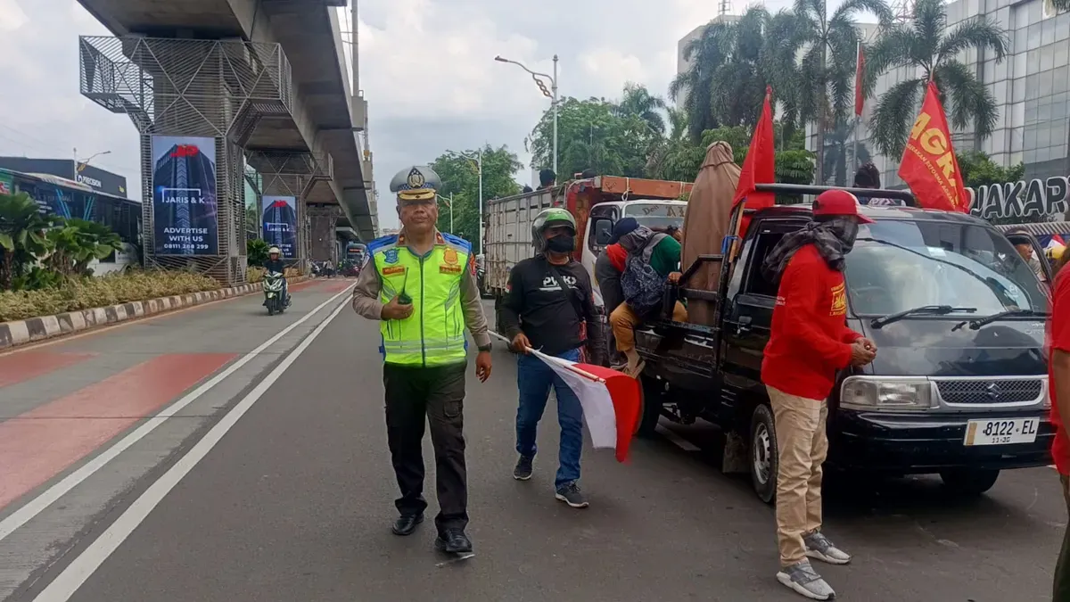 Situasi lalu lintas di Jakarta Rabu, 10 Desember 2025 seiring adanya aksi demonstrasi. (Sumber: X/@TMCPoldaMetro)