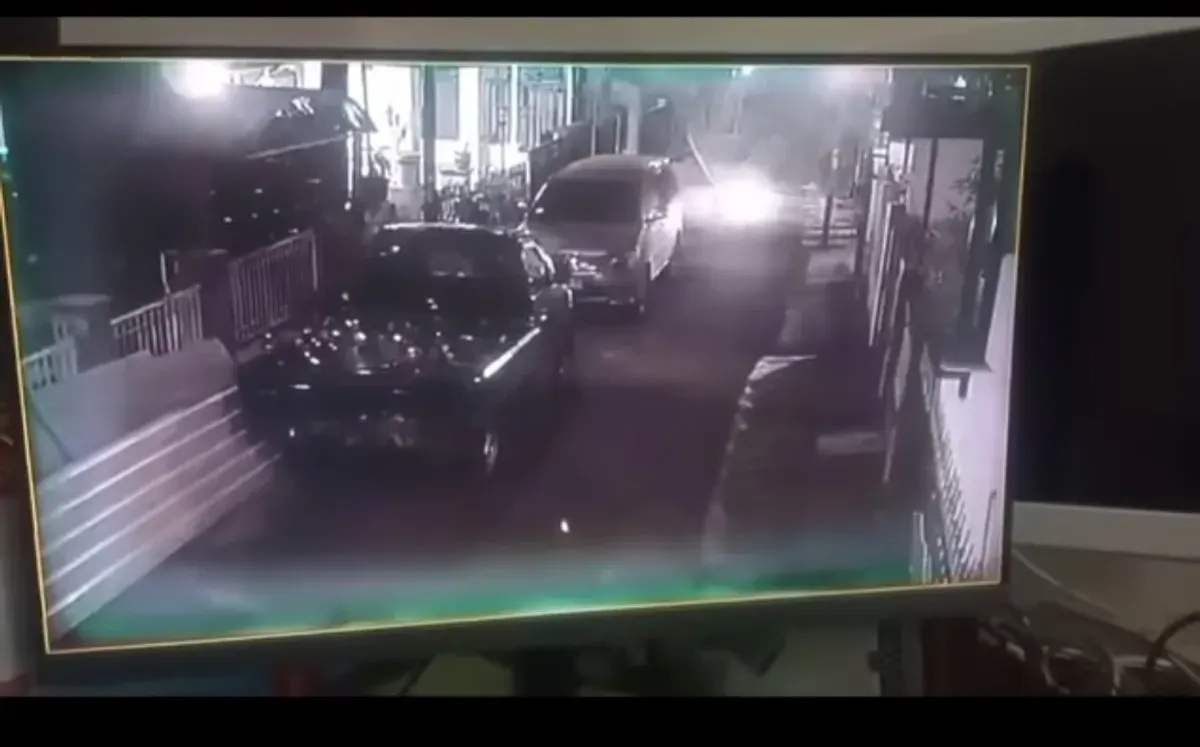 Tangkapan layar detik-detik pencurian modus pecah kaca terjadi di salah satu perumahan di Cibinong, Kabupaten Bogor. (Sumber: Istimewa)