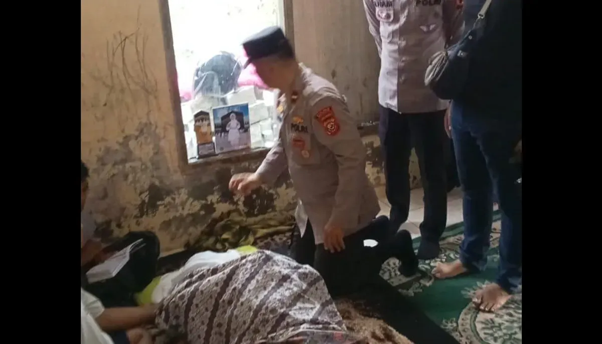 Petugas kepolisian mendatangi rumah duka setelah remaja asal Ciseeng, Kabupaten Bogor, ditemukan tak bernyawa di aliran irigasi. (Sumber: Dok Polsek Parung)