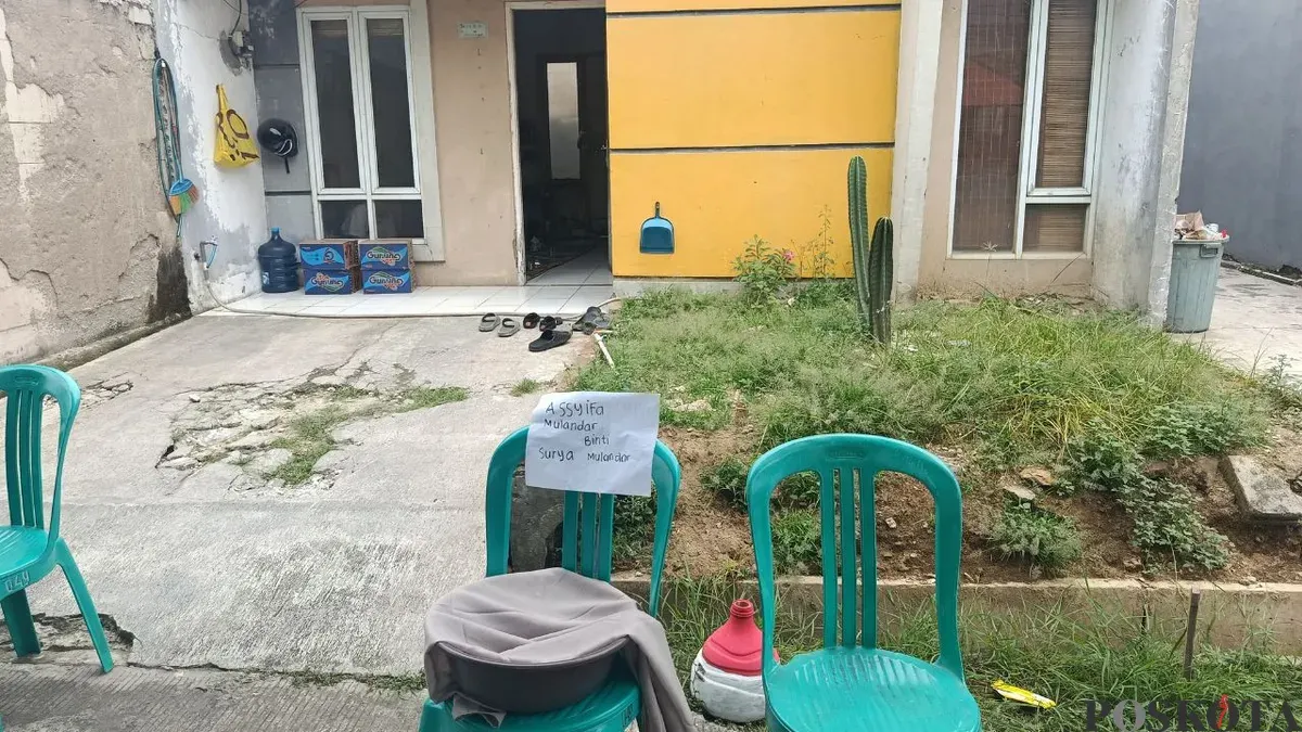 Suasana rumah duka salah seorang korban kebakaran Gedung Terra Drone di Cluster Sanur, Kelurahan Bahagia, Kecamatan Babelan, Kabupaten Bekasi. Rabu, 10 Desember 2025. (Sumber: Poskota/Nurpini Aulia Rapika)
