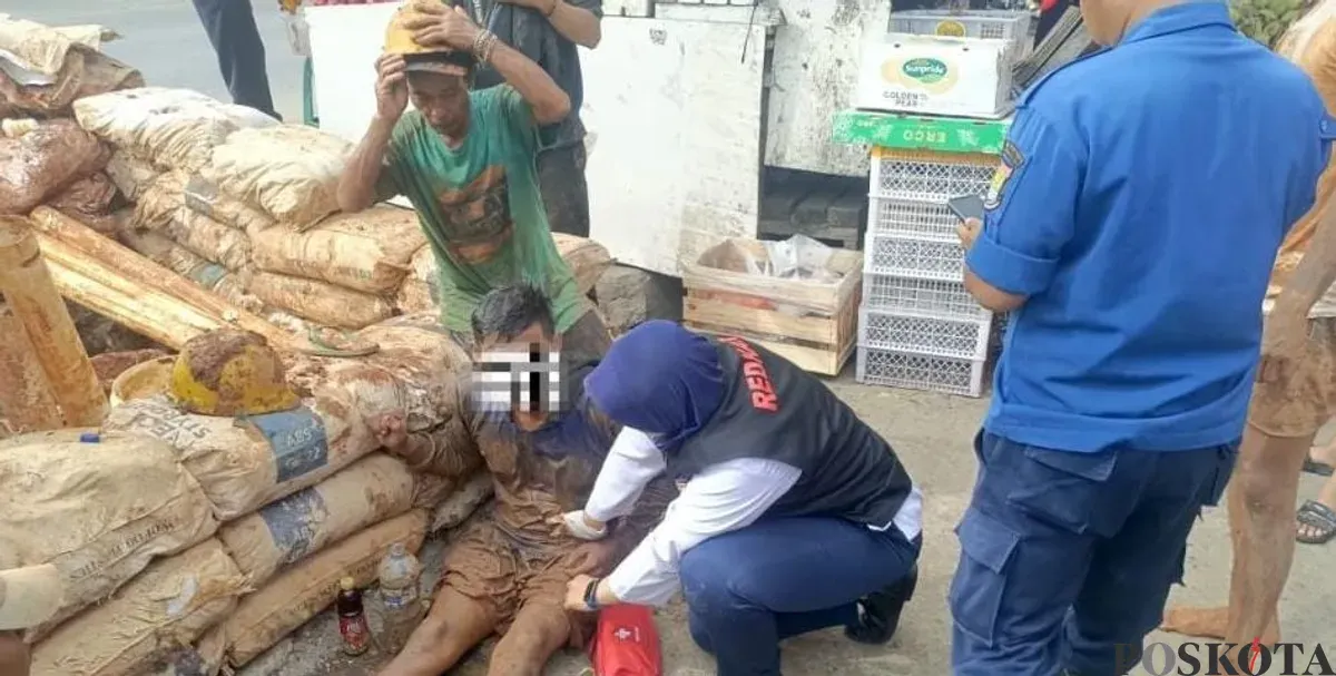 Pekerja galian PLN di Curug saat berhasil diselamatkan usai tertimbun tanah galiannya sendiri. (Sumber: Poskota | Foto: Veronica Prasetio)