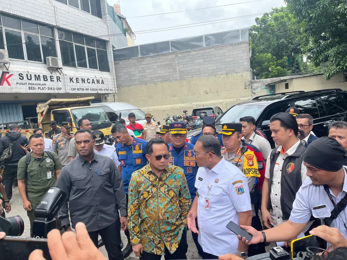Menteri Dalam Negeri (Mendagri) Tito Karnavian mendatangi lokasi kebakaran gedung Terra Drone yang tewaskan puluhan orang di Jakarta Pusat, Rabu, 10 Desember 2025 siang. (Sumber: Poskota | Foto: Pandi Ramedhan)