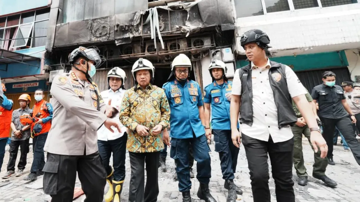 Mendagri Tito Karnavian meninjau lokasi kebakaran Gedung Terra Drone, Kemayoran, Jakarta Pusat, Rabu, 10 Desember 2025. (Sumber: Dok. Kemendagri)