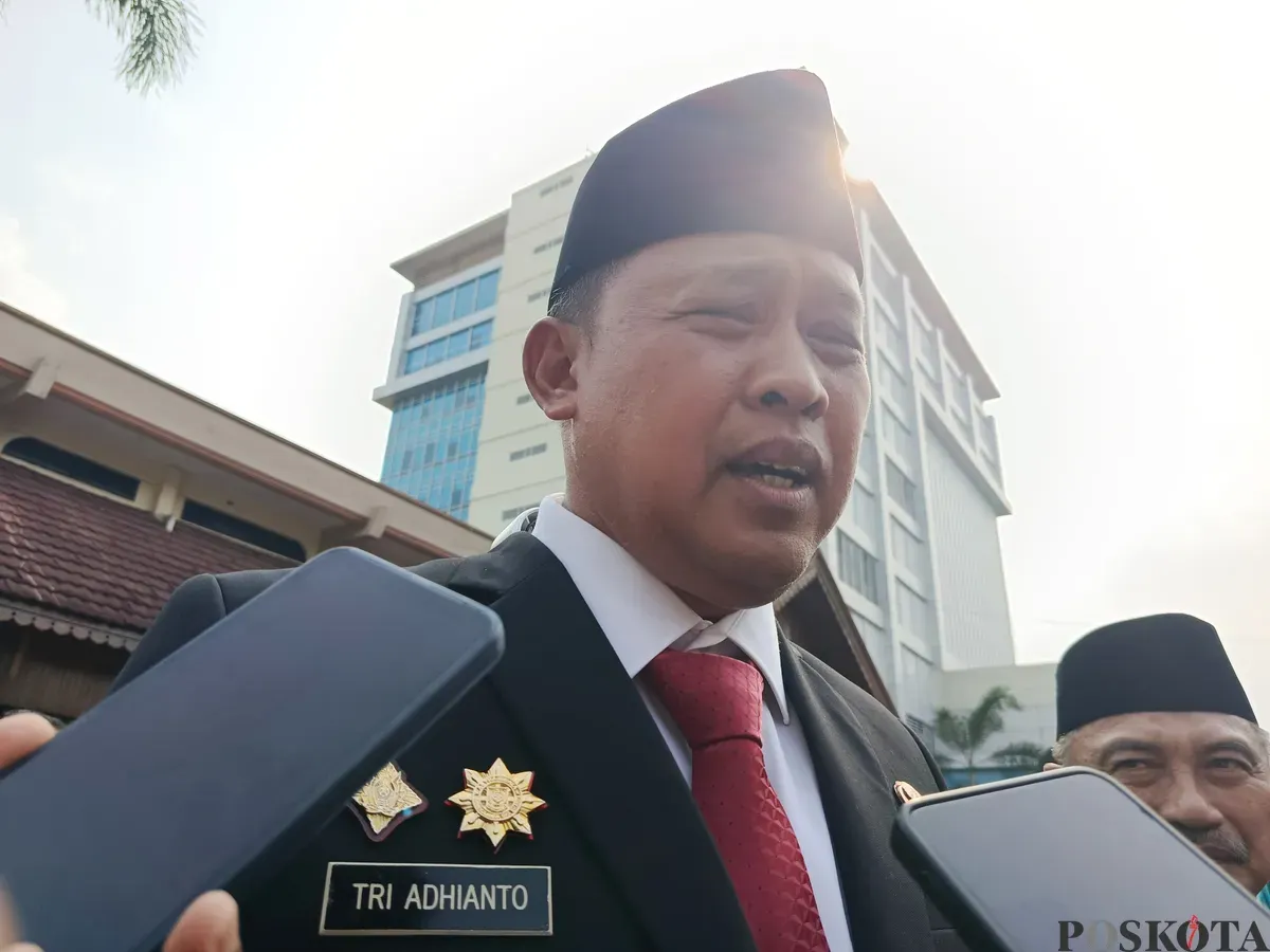 Wali Kota Bekasi, Tri Adhianto, memastikan pihaknya bersama Forkopimda siap siaga dalam mengamankan pelaksanaan Natal dan tahun baru. (Sumber: Poskota | Foto: Nurpini Aulia Rapika)