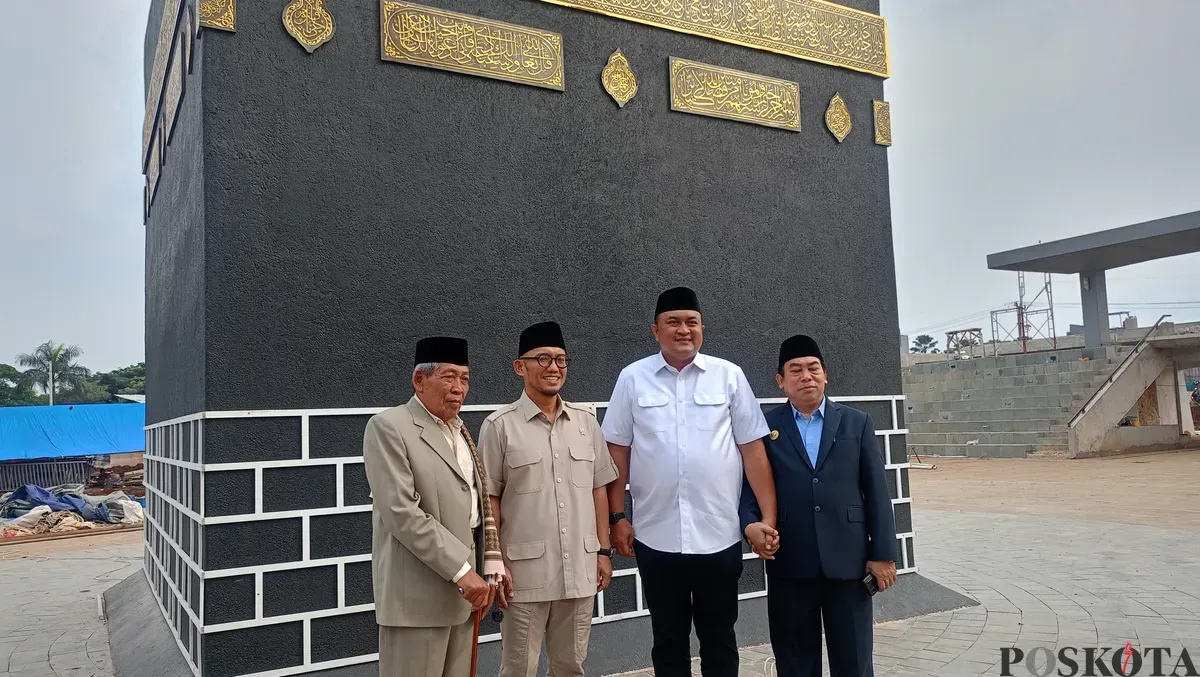 Wamen Haji dan Umrah, Dahnil Anzar Simanjuntak, bersama Bupati Bogor, Rudy Susmanto, meninjau pembangunan Masjid Raya Nurul Wathon, di kawasan Pakansari, Kecamatan Cibinong. (Sumber: POSKOTA | Foto: Giffar Rivana)