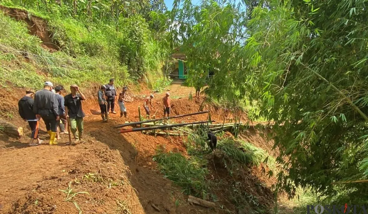 Longsor di jalur penghubung Desa Nanggerang dan Mukapayung, Kecamatan Cililin, Kabupaten Bandung Barat. (Sumber: Poskota/Gatot Poedji Utomo)