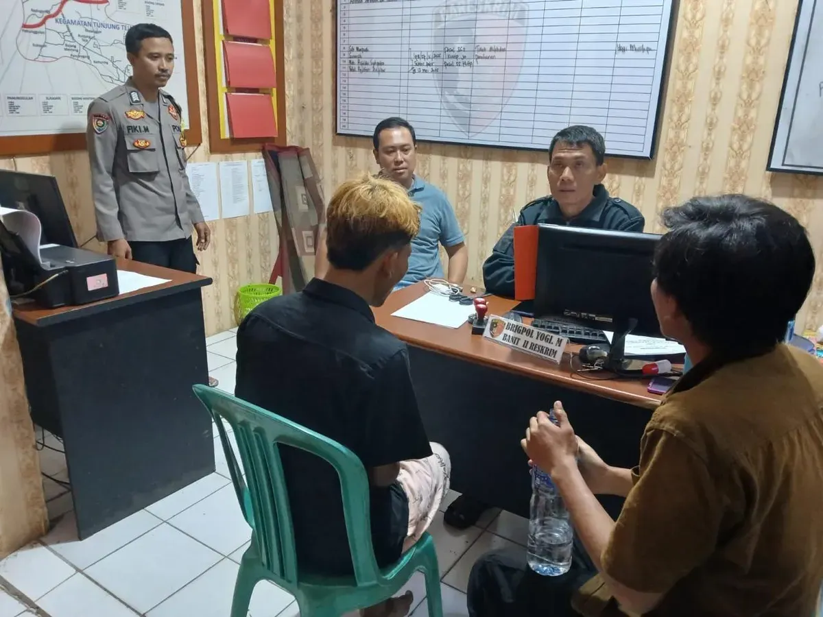 Kedua pelaku saat menjalani pemeriksaan di Mapolsek Petir usai sempat membawa gadis berueia 16 tahun. (Sumber: Istimewa)