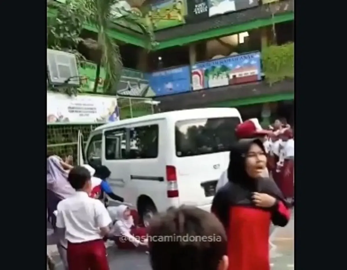 Mobil MBG menabrak siswa dan guru SDN 01 Kalibaru Cilincing (Sumber: Instagram/@dashcamownerindonesia)