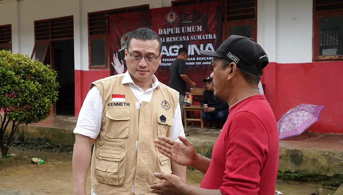 Kepala BAGUNA PDI Perjuangan Jakarta, Hardiyanto Kenneth (kanan), saat meninjau wilayah terdampak longsor di Kabupaten Tapanuli Tengah, Sumatra Utara, Kamis, 11 Desember 2025. (Sumber: Istimewa)