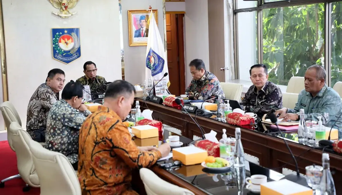 Mendagri, Tito Karnavian saat memimpin rapat bersama kepala daerah dan instansi pemerintah secara daring dari Kantor Pusat Kemendagri, Jakarta, Kamis, 11 Desember 2025. (Sumber: Puspen Kemendagri)