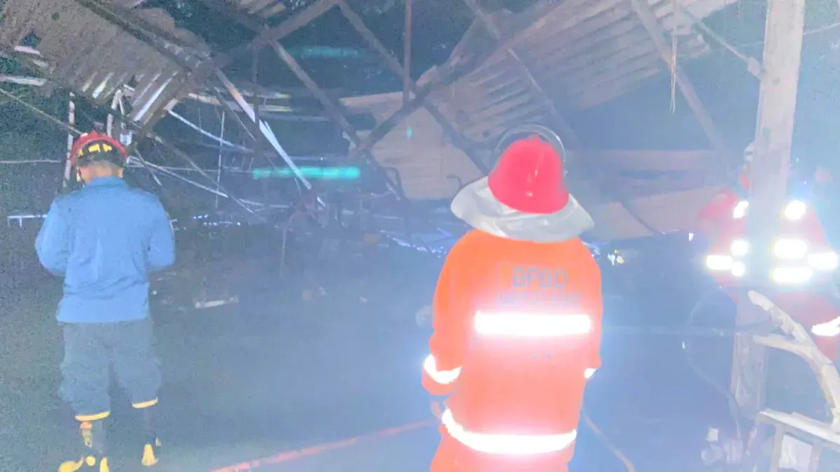 Petugas Damkar saat melakukan proses pemadaman di gudang mobil golf, di Kecamatan Gunung Putri, Kabupaten Bogor. (Sumber: Damkar Bogor)