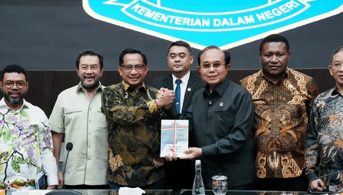 Mendagri, Tito Karnavian (ketiga kiri) seusai Rapat Bersama dengan DPD RI di Gedung Sasana Bhakti Praja, Kantor Pusat Kemendagri, Jakarta, Kamis, 11 Desember 2025. (Sumber: Puspen Kemendagri)