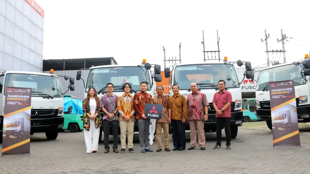 Mitsubishi Fuso menyerahkan 10 unit Fighter X FM65F TH 4x2 kepada PT Tako Anugerah Koporasi di Surabaya. (Sumber: KTB)