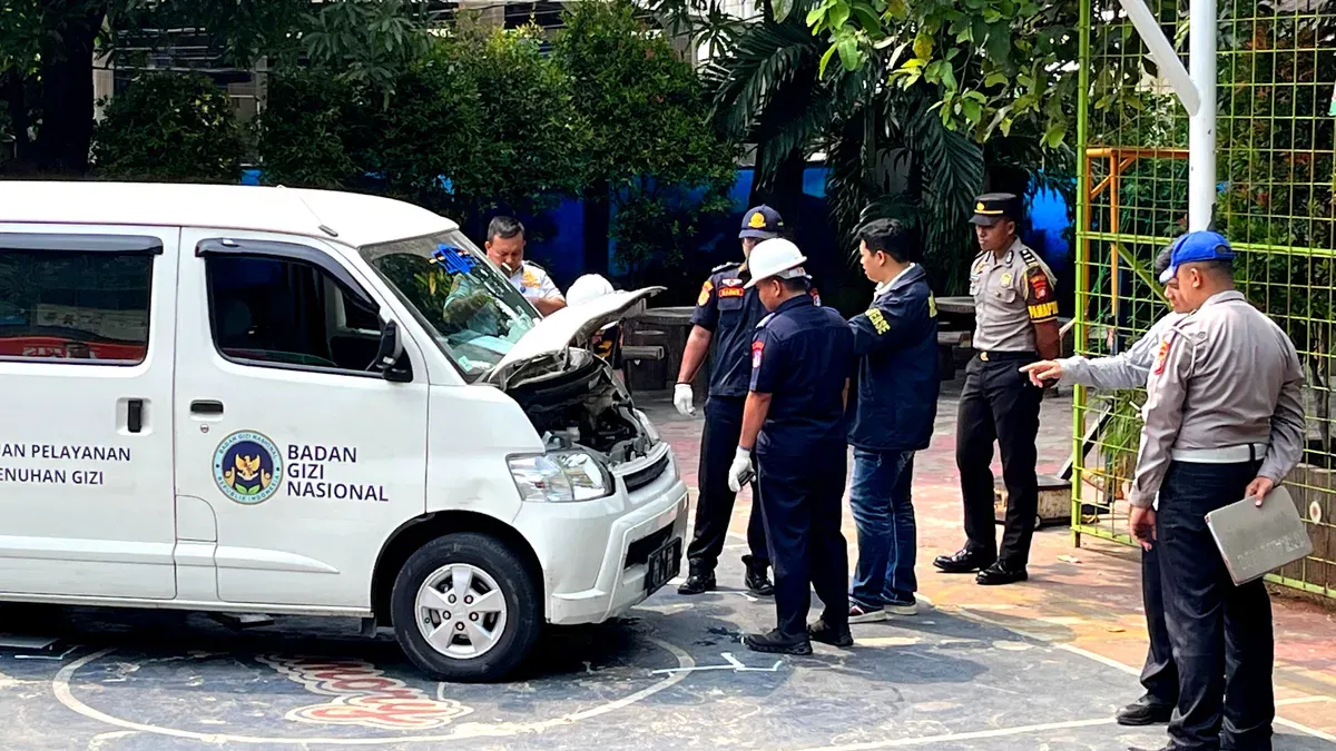 Mobil pengangkut Makan Bergizi Gratis (MBG) menerobos pagar sekolah dan menabrak barisan siswa serta guru yang sedang bersiap mengikuti kegiatan literasi, Kamis, 11 Desember 2025. (Sumber: Poskota/M. Tegar Jihad)