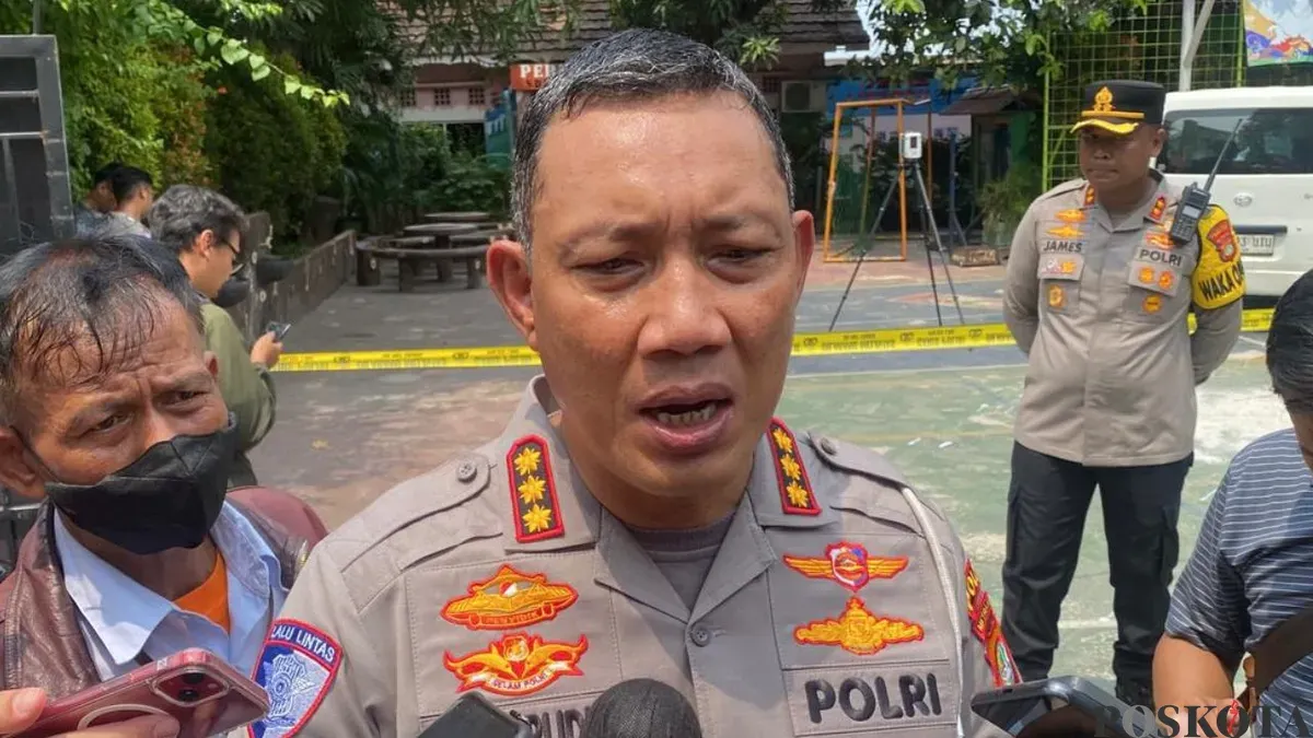 Dirlantas Polda Metro Jaya, Kombes Komarudin saat jumpa pers di SDN 01 Kalibaru, Jakarta Utara, Kamis, 11 Desember 2025. (Sumber: Poskota/M. Tegar Jihad)